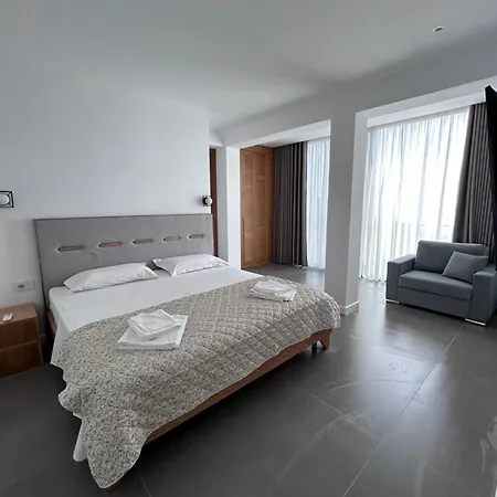 Aparthotel Escape *